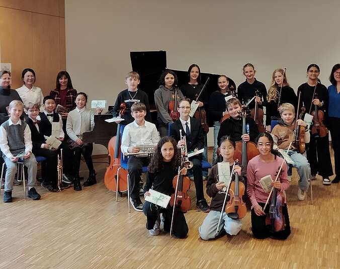 Kinder mit Instrumenten und Erwachsene